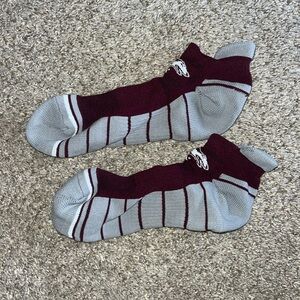 SIU Southern Illinois Salukis Ankle Socks Logo Gray Maroon Shoe Sz 6-12 Large XL